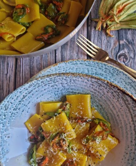PACCHERI con FIORI DI ZUCCA e zafferano cremosi